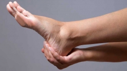 دلیل درد پا چیست؟ 10 علت و راه معالجه درد کف یا پاشنه پاها | مجله سلامت یاثار